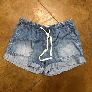 Cloth and Stone jean shorts. Size small.
